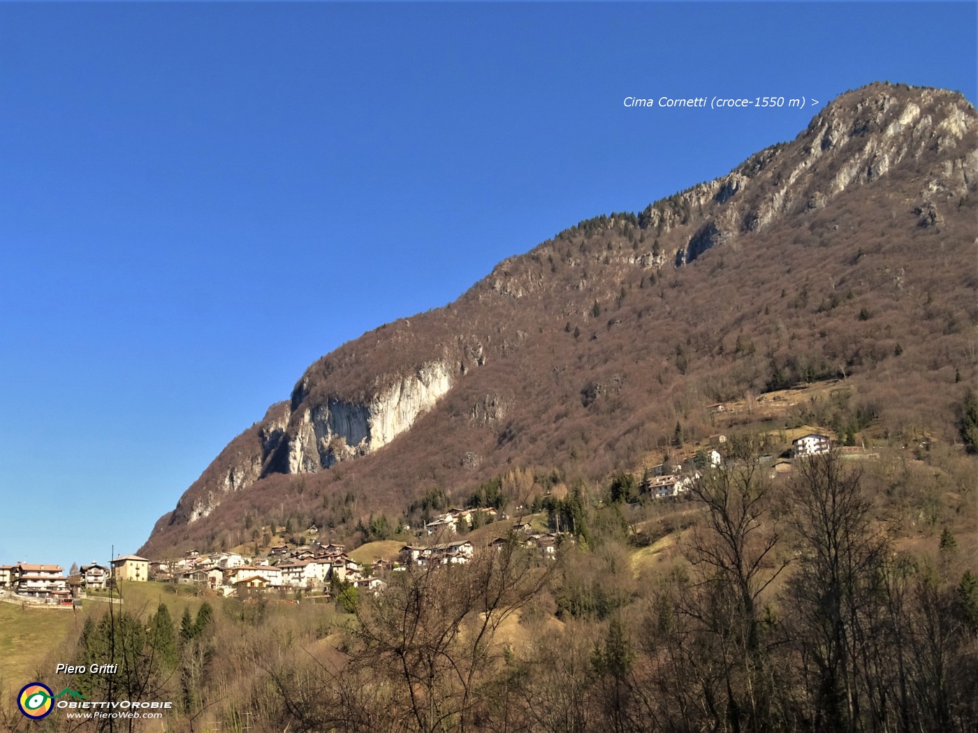 01 Vista in Cornalba (973 m), Corna Bianca, Cima Cornetti (1605 m) .JPG -                                